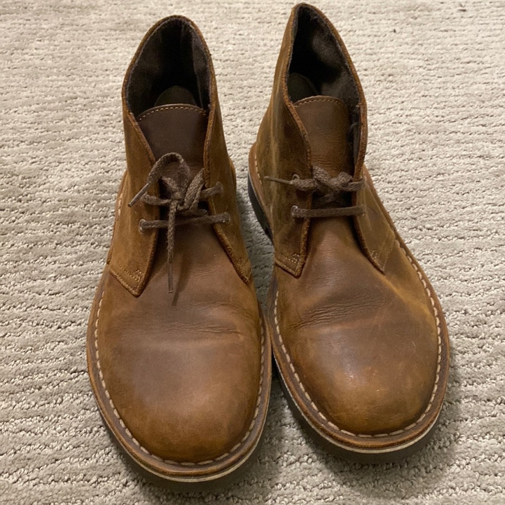 Clarks brown leather , US 7 male, not abused as you can see in the sole.